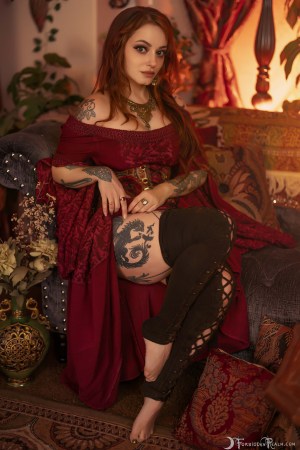 Forbidden Realm Lady Carmine corset knee-socks maiden redhead gen-the-hobbit genevieve genthehobbit renaissance 2